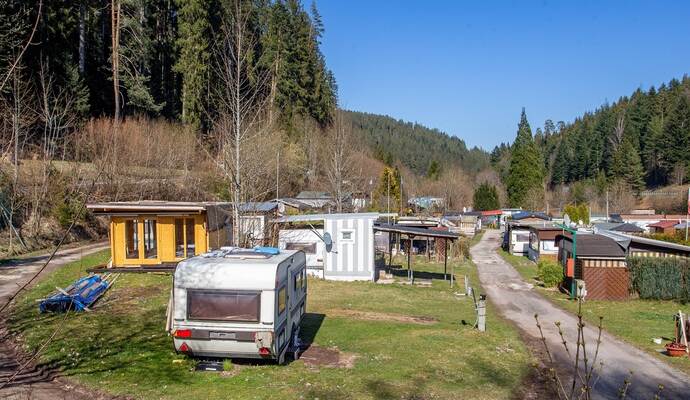 Der Pächter schreibt, dass sowohl Bad Wildbad als auch Neuweiler noch immer das Erstwohnsitzrecht für den Campingplatz vergeben würden, zum Teil „ohne unser Wissen und unsere Einwilligung an Leute, von denen wir noch nie gehört haben“.