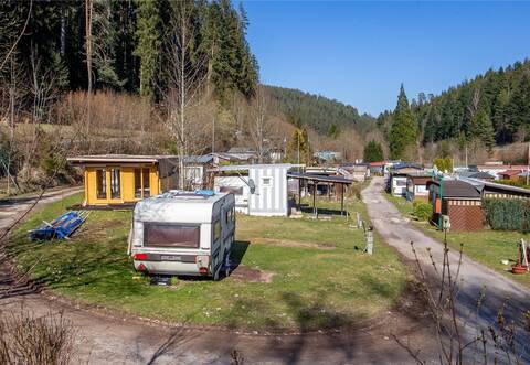 Der Pächter schreibt, dass sowohl Bad Wildbad als auch Neuweiler noch immer das Erstwohnsitzrecht für den Campingplatz vergeben würden, zum Teil „ohne unser Wissen und unsere Einwilligung an Leute, von denen wir noch nie gehört haben“.