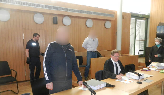 Im Vordergrund der Angeklagte Osman C. (links) mit seinem Verteidiger Matthias Bürckle (sitzend). Im Hintergrund stehend der Hauptangeklagte Pavel K. mit seiner Verteidigerin Jutta Götz. Im Vordergrund der Angeklagte Osman C. (links) mit seinem Verteidiger Matthias Bürckle (sitzend). Im Hintergrund stehend der Hauptangeklagte Pavel K. mit seiner Verteidigerin Jutta Götz.