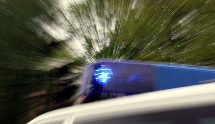 Der 19-Jährige wurde am Sonntag in seinem Fahrzeug eingeklemmt und musste von der Feuerwehr Straubenhardt mit lebensgefährlichen Verletzungen geborgen werden.