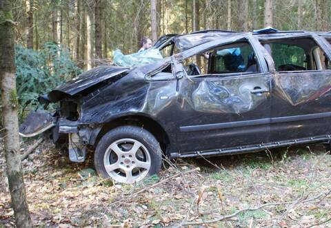Der Fahrer hat nach Angaben der Polizei aus noch ungeklärter Ursache die Kontrolle über sein Fahrzeug verloren.