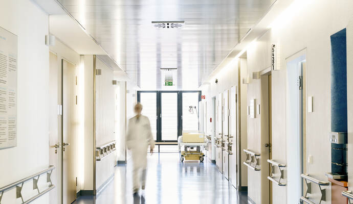 Der Mann starb in einem Krankenhaus.