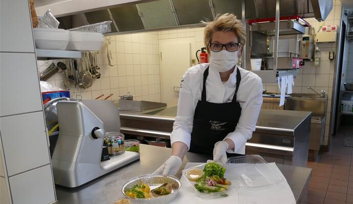 Auch Melanie Arnegger bietet in ihrem „Adler“ Essen zum Mitnehmen an.