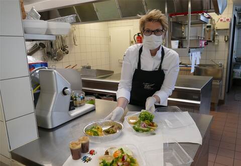 Auch Melanie Arnegger bietet in ihrem „Adler“ Essen zum Mitnehmen an.