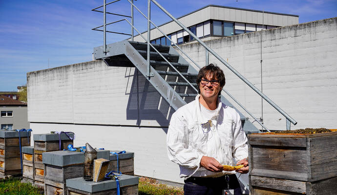 Imker Klaus Hampel aus Ötisheim mit Bienen auf Pforzheimer Rathausdach