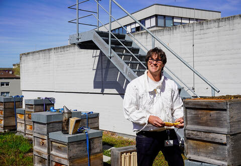 Imker Klaus Hampel aus Ötisheim mit Bienen auf Pforzheimer Rathausdach