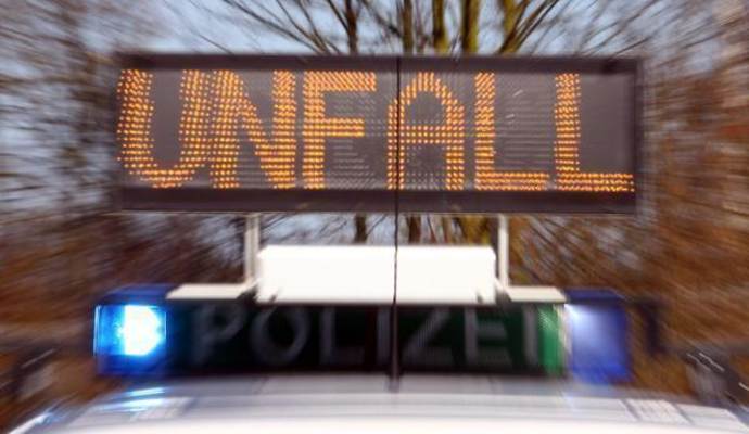 Wohl, weil er von der tiefstehenden Sonne geblendet wurde, hat ein 33-jähriger Peugeot-Fahrer am Dienstag gegen 17.30 Uhr auf der A 8 zwischen den Anschlussstellen Pforzheim-West und Karlsbad die Kontrolle über sein Fahrzeug verloren.