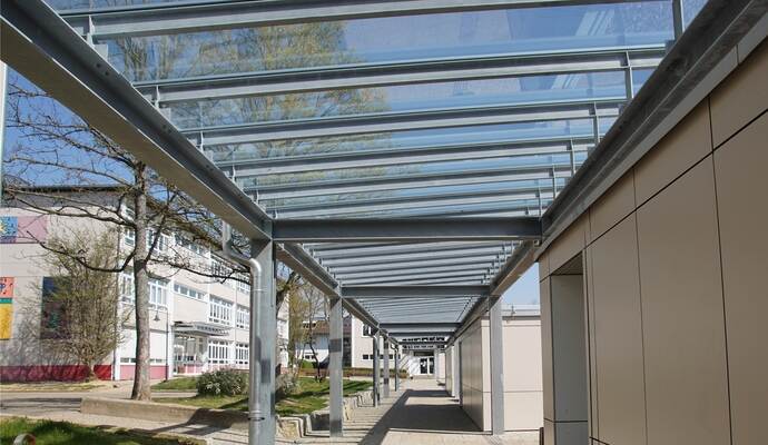 Die Glasüberdachungen an der Johannes-Schoch-Schule sind inzwischen fertig- gestellt. Der Schulhof ist indessen gesperrt.