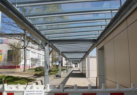 Die Glasüberdachungen an der Johannes-Schoch-Schule sind inzwischen fertig- gestellt. Der Schulhof ist indessen gesperrt.