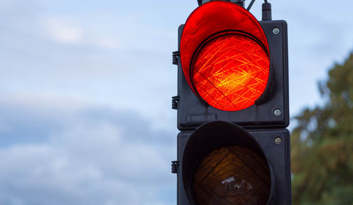 Der Verkehr auf der B10 wird mit einer Ampel geregelt.