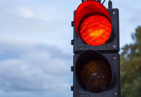 Der Verkehr auf der B10 wird mit einer Ampel geregelt.