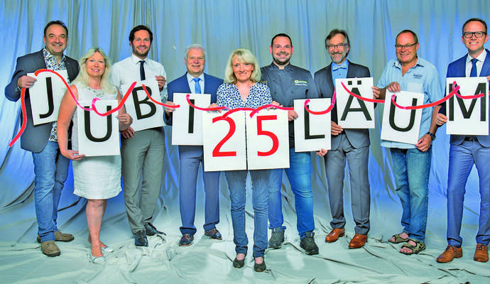 Über das Jubiläum zu 25 Jahren Gewerbeverein Niefern-Öschelbronn freuen sich die aktuellen Vorstandsmitglieder. Von links: Ralf Krause (Beisitzer), Rita Talmon (Beisitzerin), Stefan Bach (Schriftführer), Dieter Müller (Kassierer), Regine Fauth (1. Vorsitzende), Ferdinand Krämer (Beisitzer), Martin Wolf (2. Vorsitzender), Daniel Kettenbach (Beisitzer), Marco Klotz (Beisitzer). Nicht im Bild: Angela Goll (Beisitzerin), Joachim Kilian (Öffentlichkeitsarbeit). Jubiläum zu 25 Jahren Gewerbeverein Niefern-Öschelbronn