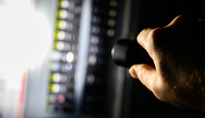 Da half auch kein Nachschauen am Verteilerkasten: Am Sonntag ist in Teilen von Neuenbürg und Arnbach der Strom ausgefallen. Da half auch kein Nachschauen am Verteilerkasten: Am Sonntag ist in Teilen von Neuenbürg und Arnbach der Strom ausgefallen.