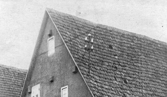 Historische Aufnahme des 1989 abgerissenen Gebäudes in der Steiner Straße mit barockem Fenster. Historisches Lanzettfenster Eisingen