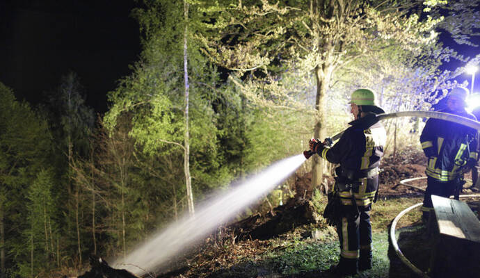 In Schömberg-Bieselsberg hat am späten Donnerstagabend eine Waldfläche in der Größe eines Fußballfeldes gebrannt. In Schömberg-Bieselsberg hat am späten Donnerstagabend eine Waldfläche in der Größe eines Fußballfeldes gebrannt.