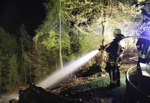 In Schömberg-Bieselsberg hat am späten Donnerstagabend eine Waldfläche in der Größe eines Fußballfeldes gebrannt.