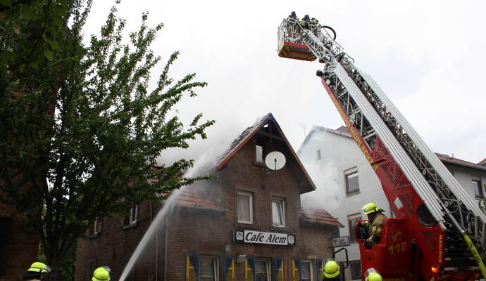 An der Hindenburgstraße in Mühlacker stand am Donnerstagabend ein Dachstuhl in Vollbrand. Polizei, Feuerwehr und Deutsches Rotes Kreuz waren mit einem Großaufgebot vor Ort, um die Flammen zu bekämpfen.
