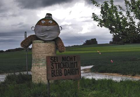 "Sei doch nicht strohdumm, bleib daheim" - diesen gut gemeinten Maischerz hat Familie Bertsch am Ortseingang von Großglattbach abgelichtet.