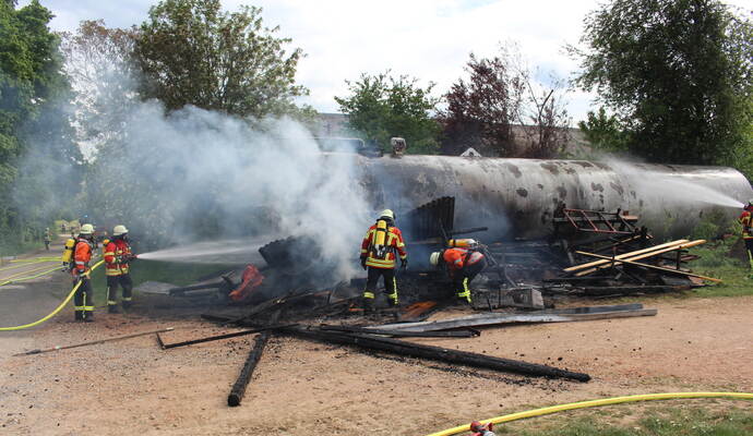 In letzter Sekunde konnten die Feuerwehrkräfte ein Übergreifen auf einen angrenzenden Düngemitteltank und den Schuppen mit einem 3000 Liter Dieseltank verhindern.