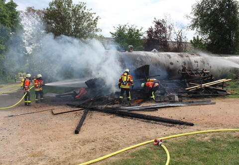 In letzter Sekunde konnten die Feuerwehrkräfte ein Übergreifen auf einen angrenzenden Düngemitteltank und den Schuppen mit einem 3000 Liter Dieseltank verhindern.
