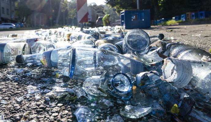 200 Kisten Leergut waren auf der Bundesstraße 463 bei Unterreichenbach verteilt. 200 Kisten Leergut waren auf der Bundesstraße 463 bei Unterreichenbach verteilt.