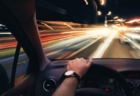 Mit zeitweise über 100 Kilmeter pro Stunde waren die jungen Männer im Bereich der Flehinger Straße in Richtung Brettener Straße unterwegs.