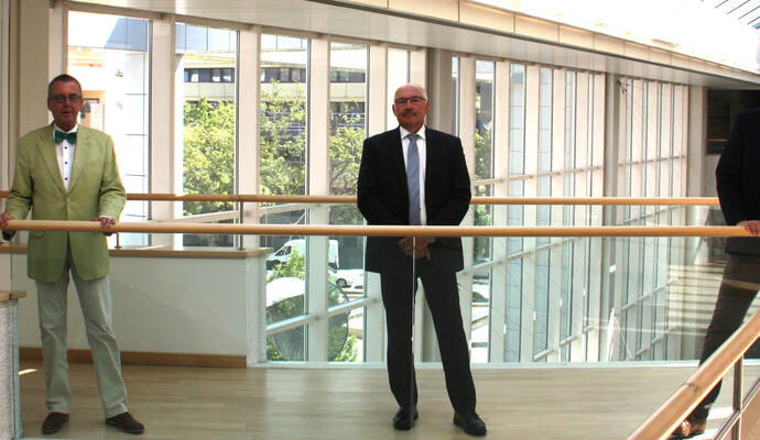 Ab 1. Juni im Ru8hestand ist Sternenfels Bürgermeister Werner Weber (Mitte). Im Landratsamt erhielt er von Landrat Bastian Rosenau (rechts) und dem Ersten Landesbeamten Wolfgang Herz die entsprechende Urkunde.