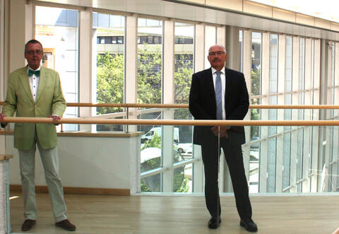 Ab 1. Juni im Ru8hestand ist Sternenfels Bürgermeister Werner Weber (Mitte). Im Landratsamt erhielt er von Landrat Bastian Rosenau (rechts) und dem Ersten Landesbeamten Wolfgang Herz die entsprechende Urkunde.