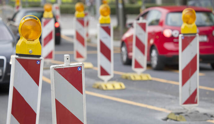 Die Umleitung des Verkehrs in Richtung B10/B35 erfolgt für die Dauer von rund sechs Wochen über die Bahnhofsstraße, die Schützinger Straße und die Westtangente.
