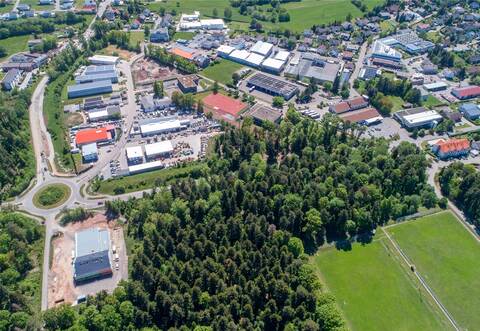 Ein Supermarkt und ein Drogeriemarkt sollen auf dem Waldstück zwischen neuem Feuerwehrhaus und Sportplatz in Engelsbrand entstehen.