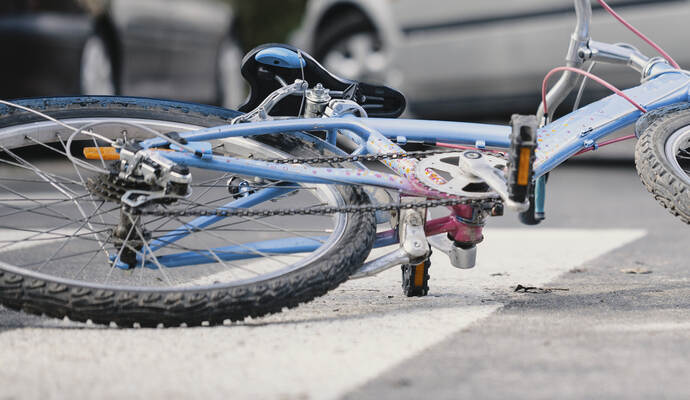 Ein 13-jähriger Fahrradfahrer schnitt während der Fahrt eine Kurve und kollidierte mit einer entgegenkommenden 62-jährigen Fahrradfahrerin.