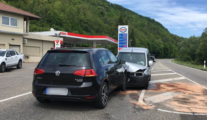 Auf der B10 auf Höhe der Esso-Tankstelle in Niefern sind am Freitagnachmittag zwei Autos frontal zusammengestoßen.