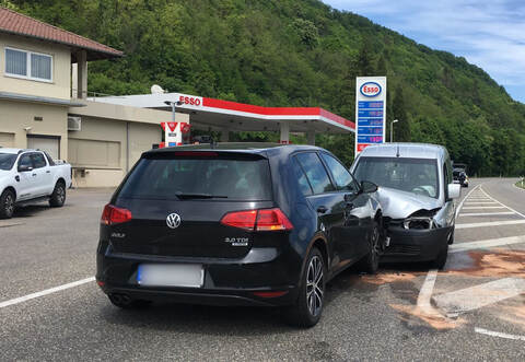 Auf der B10 auf Höhe der Esso-Tankstelle in Niefern sind am Freitagnachmittag zwei Autos frontal zusammengestoßen.
