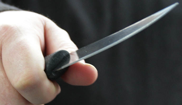 Eine mutige Mitarbeiterin einer Metzgerei in Straubenhardt-Feldrennach hat einen bewaffneten Räuber in die Flucht geschlagen. Symbolbild: dpa-Archiv