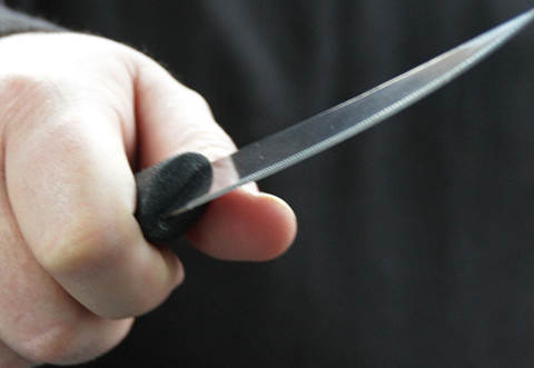 Eine mutige Mitarbeiterin einer Metzgerei in Straubenhardt-Feldrennach hat einen bewaffneten Räuber in die Flucht geschlagen. Symbolbild: dpa-Archiv