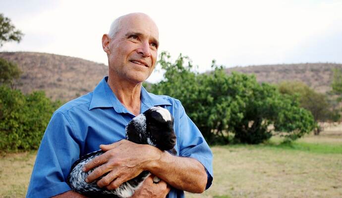 Mehr als 200 Tiere hat der Landwirt aus Südafrika auf seiner riesigen Farm schon - jetzt sucht der 61-Jährige nach einer langen Zeit des Alleinseins in einer Fernsehshow noch nach der passenden Frau.