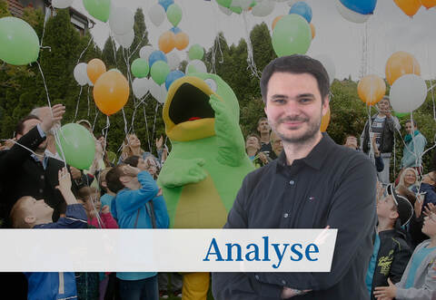 Die Eröffnung der Mühlacker Gartenschau im Mai 2015 lockte zahlreiche Gäste aus der Politik an. In der Mitte rechts neben dem Gartenschau-Maskottchen „Enzle“ der damalige Landrat Karl Röckinger.