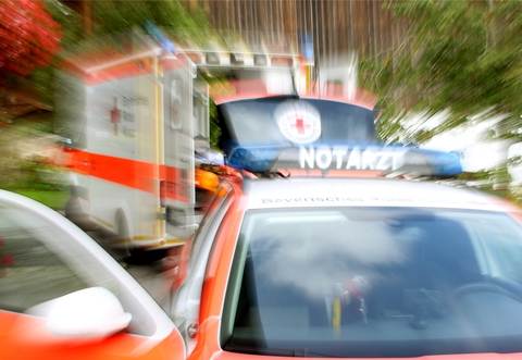 Bei Arbeiten an einer Maschine in einer Firma in Schömberg zog sich ein Mann schwere Verletzungen an einem Finger zu.