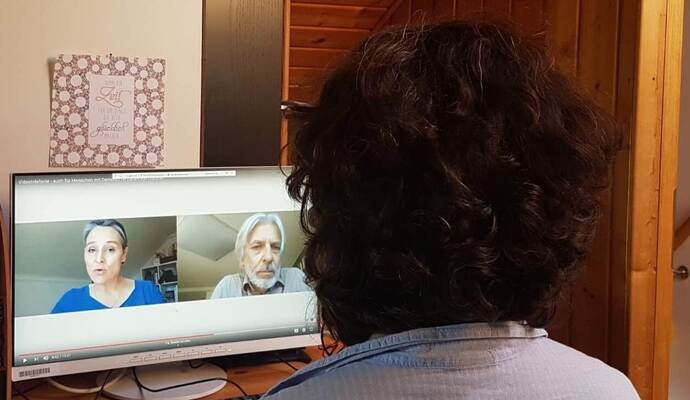Menschen mit Gedächtnisproblemen und anderen kognitiven Einschränkungen, die sich derzeit nicht in der Selbsthilfegruppe „optimenz“ treffen können, bleiben trotzdem miteinander im Austausch – über Videotelefonie-gestützte Gespräche, für die das Netzwerk EmpowerMenz ein Konzept erarbeitet hat. Das Consilio Mühlacker unterstützt den Austausch. Foto: Jule Wachtler