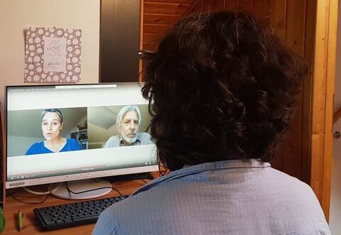 Menschen mit Gedächtnisproblemen und anderen kognitiven Einschränkungen, die sich derzeit nicht in der Selbsthilfegruppe „optimenz“ treffen können, bleiben trotzdem miteinander im Austausch – über Videotelefonie-gestützte Gespräche, für die das Netzwerk EmpowerMenz ein Konzept erarbeitet hat. Das Consilio Mühlacker unterstützt den Austausch. Foto: Jule Wachtler