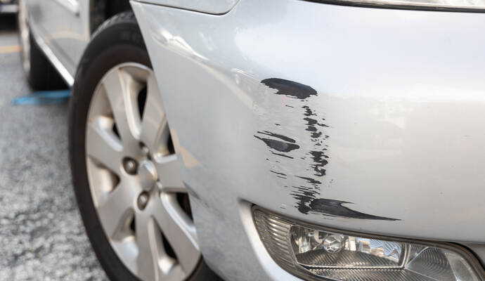Weil sie einen Streifschaden an ihrem Auto bemerkte, meldete sich eine Frau beim Polizeiposten Straubenhardt.