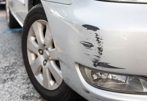 Weil sie einen Streifschaden an ihrem Auto bemerkte, meldete sich eine Frau beim Polizeiposten Straubenhardt.