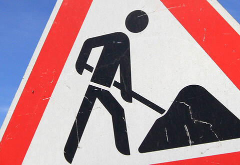 An der K4565 zwischen dem Ortsausgang von Tiefenbronn in Richtung Wimsheim bis einschließlich des Kreisverkehrsplatz „Seehaus“ werden Fahrbahnschäden saniert.