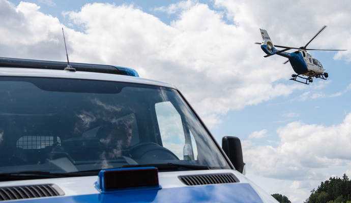 Etwa ab 0.40 Uhr kam ein Hubschrauber zum Einsatz, der rund 40 Minuten über den Wald bei Mühlacker kreiste.