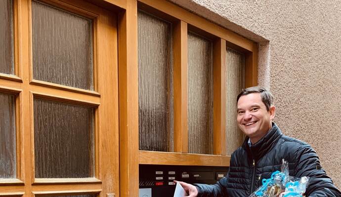 Es gibt auch schöne Anlässe in diesen Krisenzeiten. Bürgermeister Mack klingelt an der Haustüre des Ehepaars Rist.