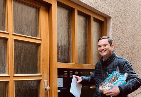 Es gibt auch schöne Anlässe in diesen Krisenzeiten. Bürgermeister Mack klingelt an der Haustüre des Ehepaars Rist.