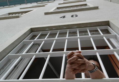 Ein 30-jähriger Deutscher sitzt aktuell in U-Haft. Er soll zweimal in Feldrennach einen bewaffneten Raubüberfall versucht haben. Symbolbild: dpa