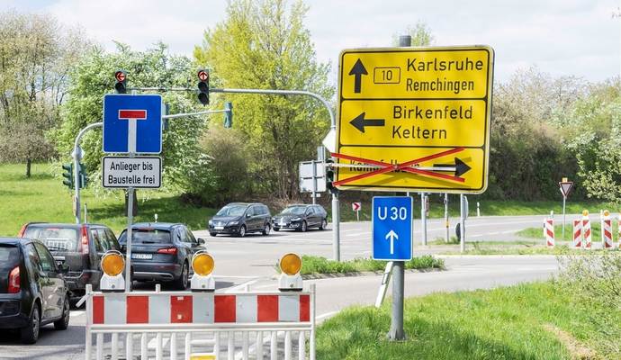 Die umfangreichen Bauarbeiten zum Ausbau der Amphibienschutzanlage bei Ersingen verzögern sich wegen Problemen beim Straßenuntergrund. Foto: Moritz Die umfangreichen Bauarbeiten zum Ausbau der Amphibienschutzanlage bei Ersingen verzögern sich wegen Problemen beim Straßenuntergrund. Foto: Moritz