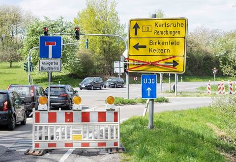 Die umfangreichen Bauarbeiten zum Ausbau der Amphibienschutzanlage bei Ersingen verzögern sich wegen Problemen beim Straßenuntergrund. Foto: Moritz