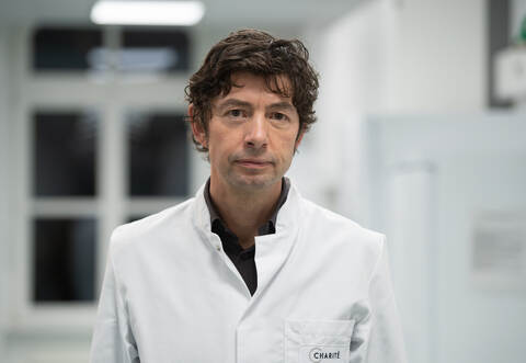 Christian Drosten, Direktor des Instituts für Virologie an der Charité in Berlin, steht im Institut, in dem Untersuchungen zum Coronavirus vorgenommen werden.